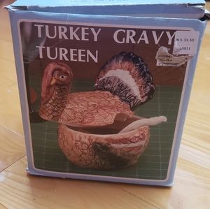 Turkey shaped Gravy holder and salt and pepper shakers